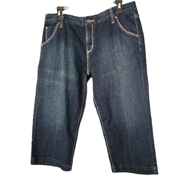 Levi's 525 Women's Size 10 Blue Denim‎ Capris Jeans - Picture 1 of 7